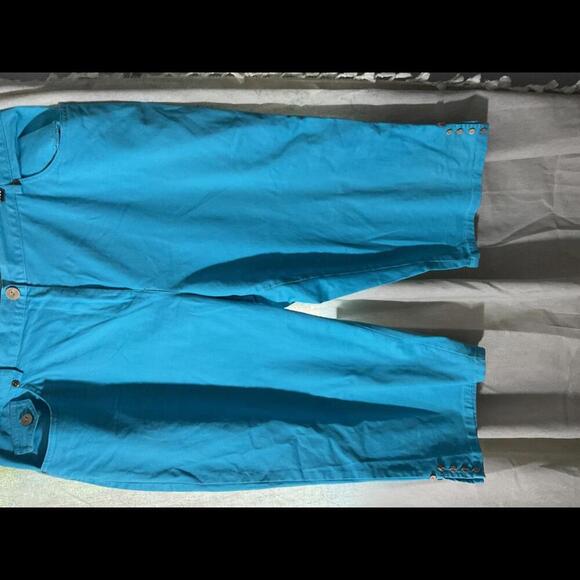 Aqua Ruby Rd. Capris with button details Size 16 - Picture 3 of 11